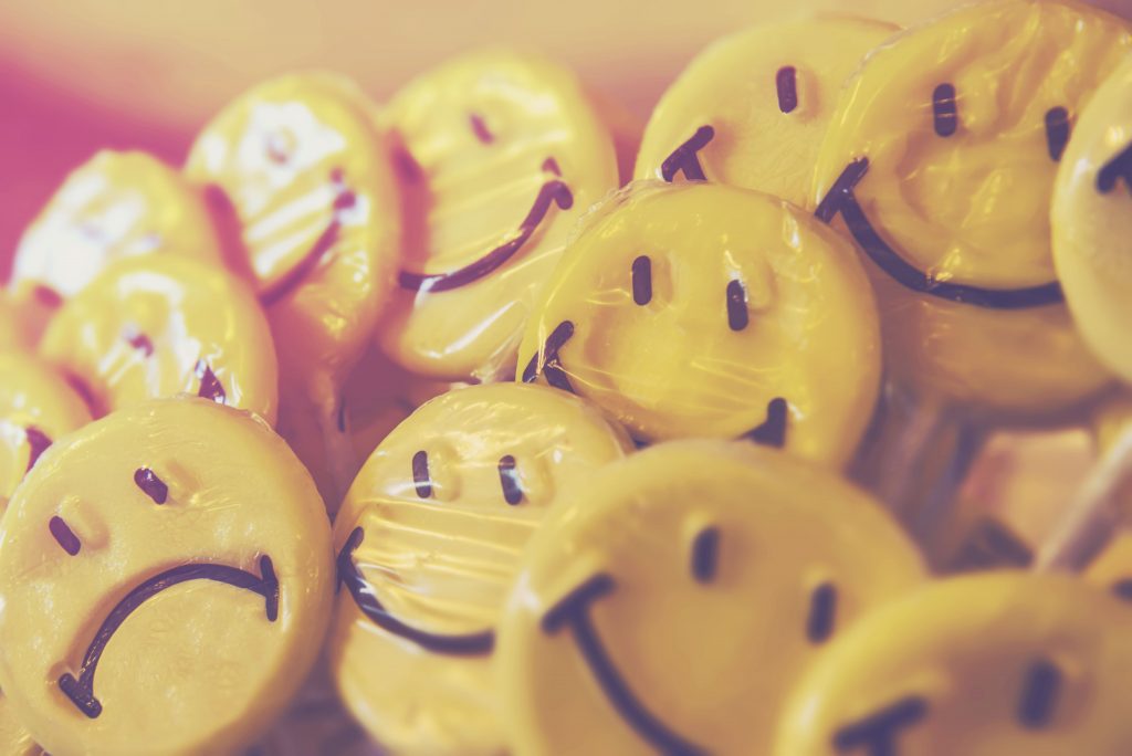 Trastorno bipolar, caras sonrientes y tristes